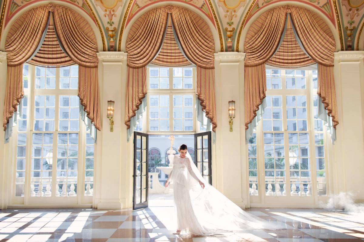 Blick auf eine Braut im mediterranen Ballsaal des The Breakers Hotel