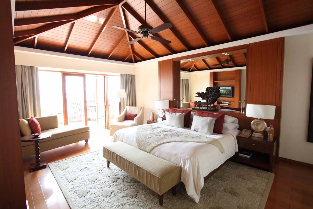 Blick auf das Bett in einer der Suiten im Ananda in the Himalayas
