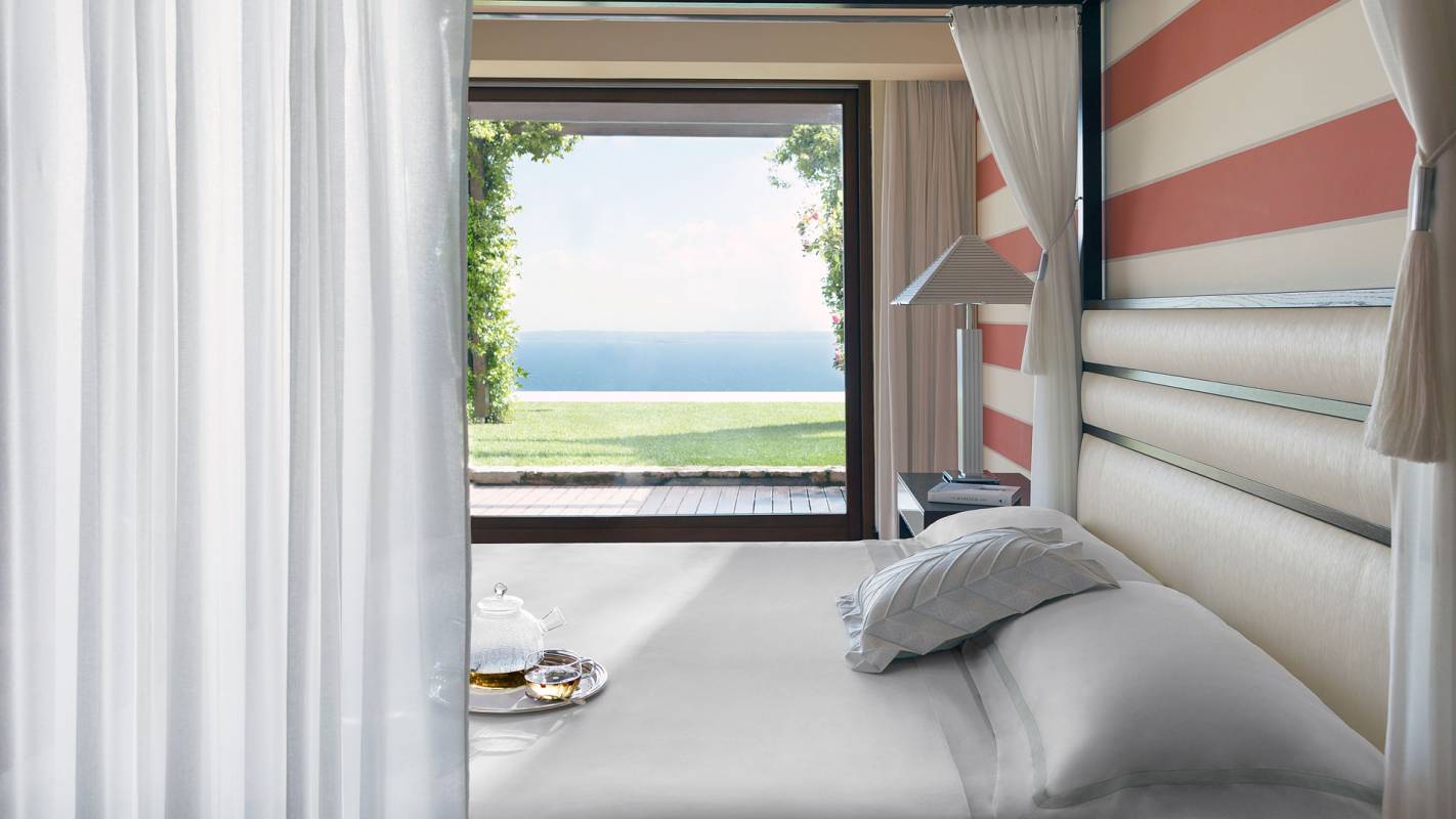 Royal Suite Kingsize-Bett mit großem Fenster und Blick auf den Gardasee