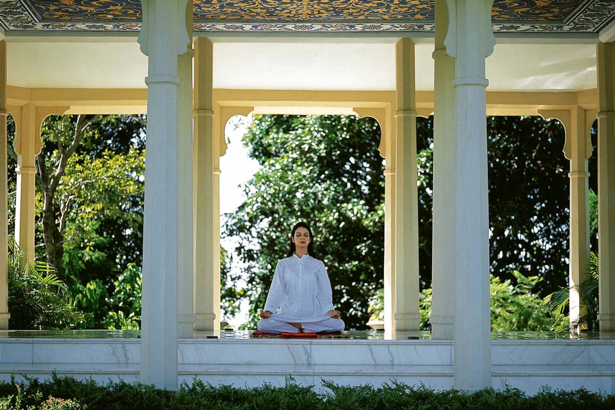 Ein Hotelgast bei der Meditation