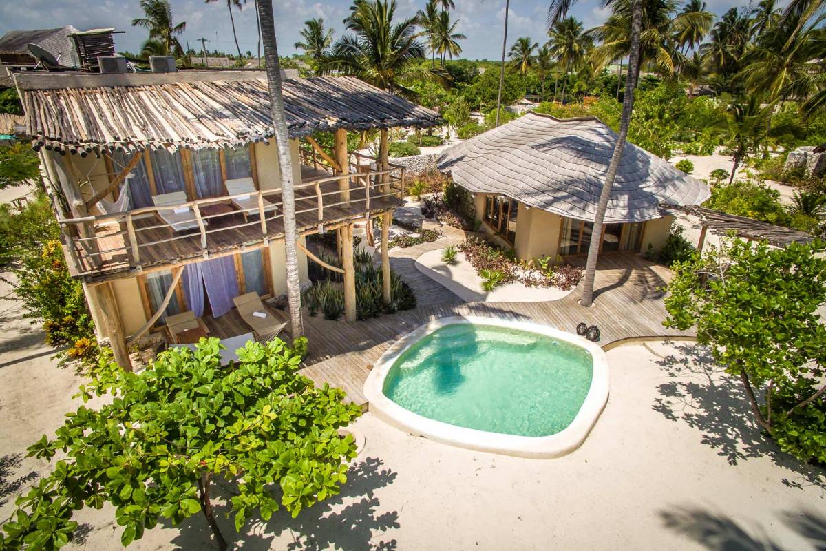 Blick von Außen auf den Pool und das Gebäude einer Villa mit zwei Schlafzimmern im Zanzibar White Sand