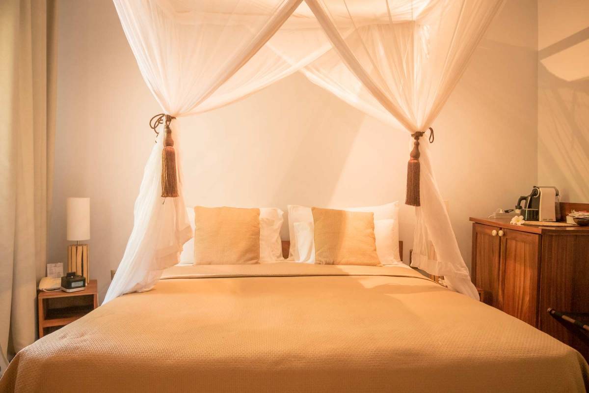 Nahaufnahme auf das Kingsize-Bett in einem der Cinnamon-Zimmer im Zanzibar White Sands