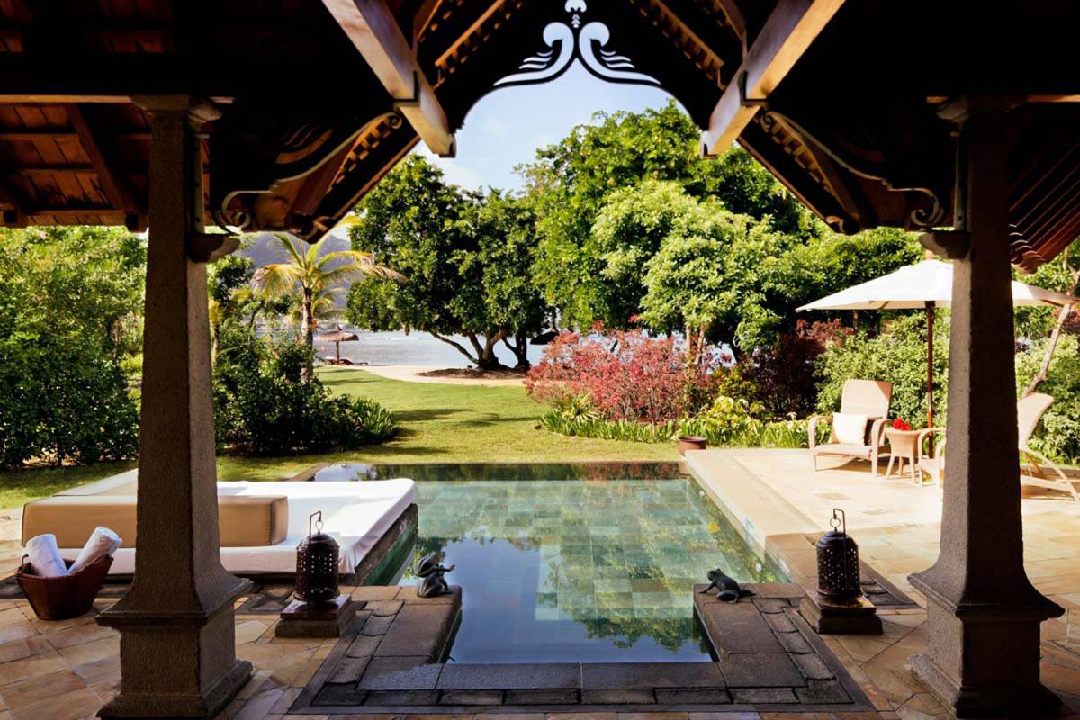 Blick auf den Pool einer der Villen im Maradiva Resort