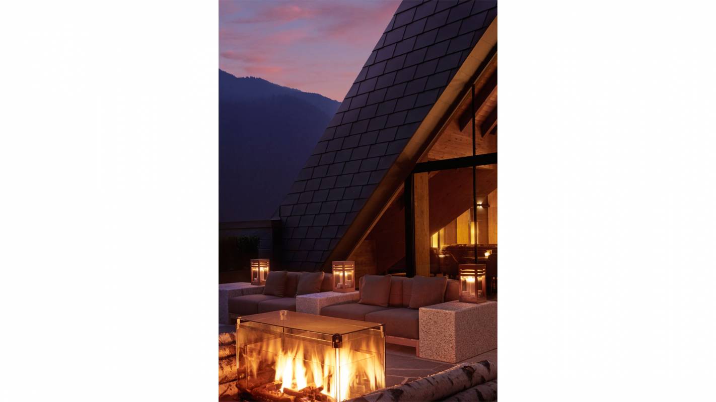 Lounge unter freiem Himmel mit Lagerfeuer in den Dolomiten